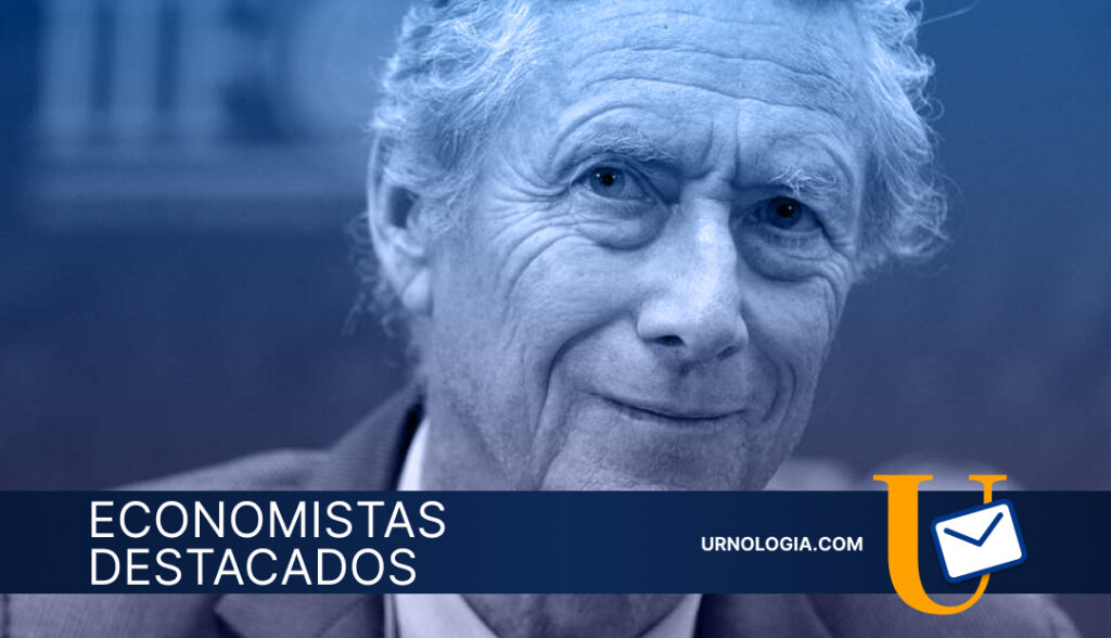 Economistas destacados, hombre mayor sonriente, urnologia.com